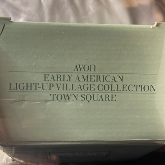 Avon (1989) Vintage “Early American Light Up Village Collection- Town Square” - Picture 8 of 9